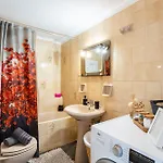 Vicky's Cozy Nest, Your By The Sea Apartment *